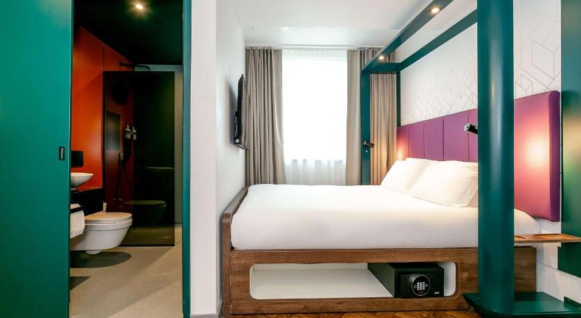 YOTEL Manchester Deansgate photo