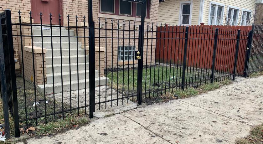 Cheerful bedroom free parking approx 15 mins to downtown Chicago! photo