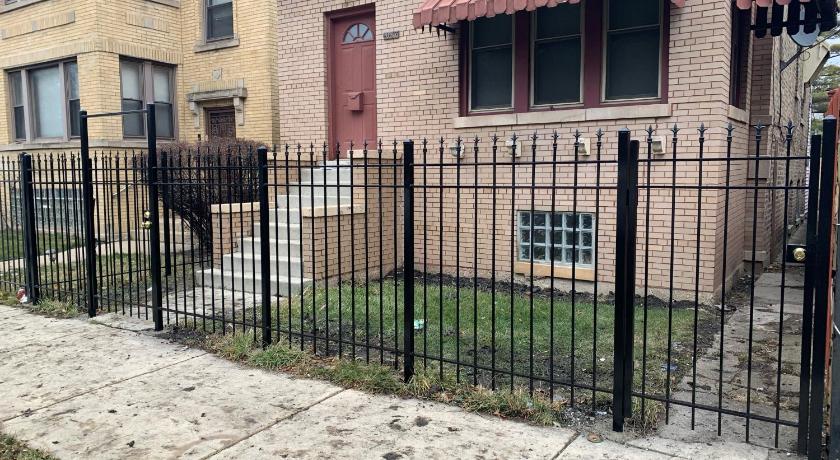 Cheerful bedroom free parking approx 15 mins to downtown Chicago! photo