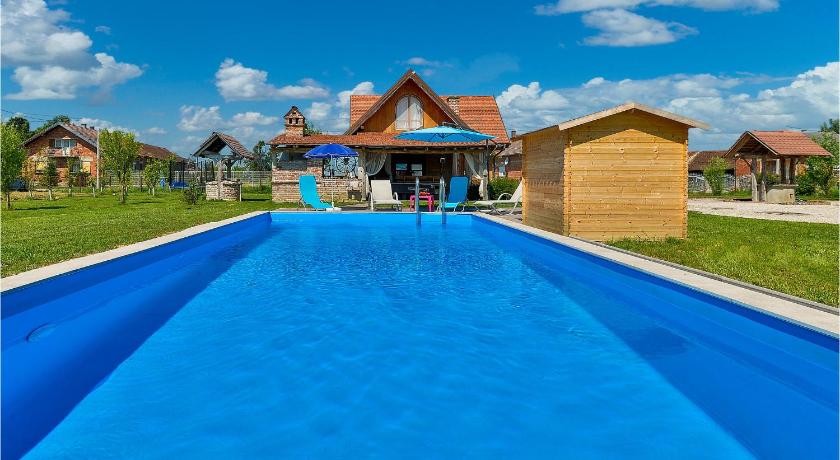 Two-Bedroom Holiday Home in Poljana — Hotel in Popovaca