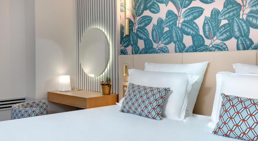 Image of Deluxe Room with King Size Bed 7