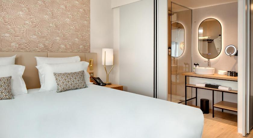 Image of Deluxe Room with King Size Bed 8