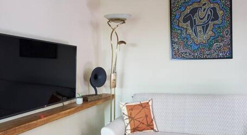 Cozy Apartment with a Green Private Garden - image 10