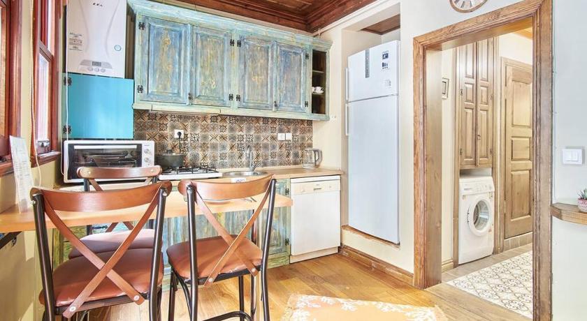 Cozy Apartment with a Green Private Garden - image 4