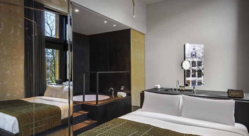 Image of Superior Suite, Large King Room with Bathtub 17