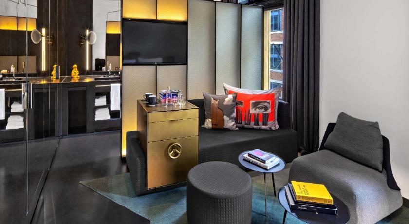 Image of Superior Suite, Large King Room with Bathtub 11