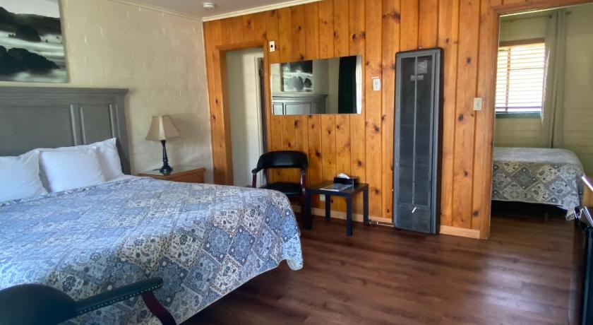 Bishop Village Motel photo