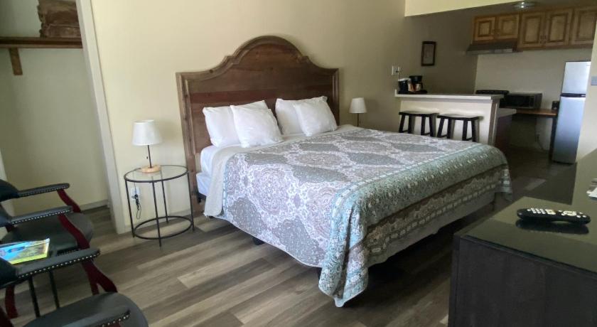 Bishop Village Motel photo