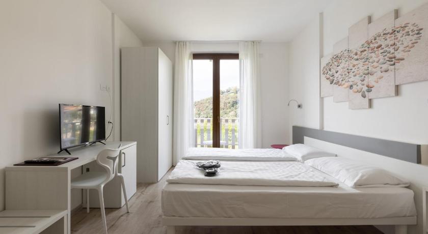 Image of Double or Twin Room with Lake View 0
