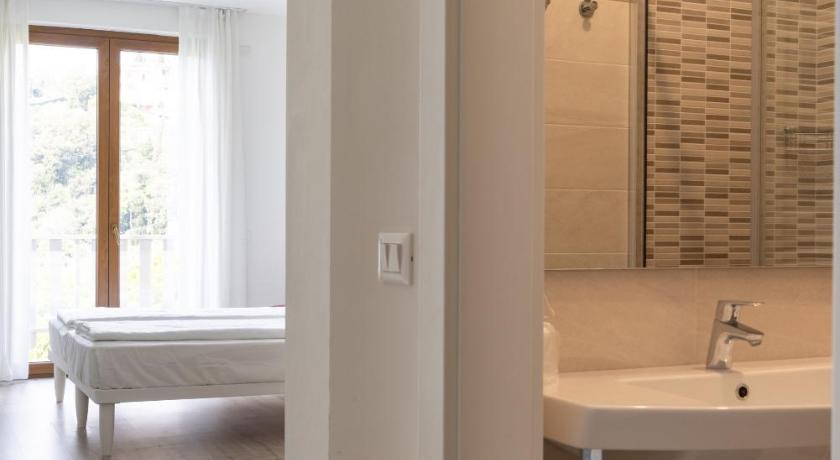 Image of Double or Twin Room with Lake View 3