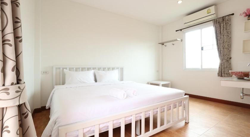 Image of Deluxe King Room 4