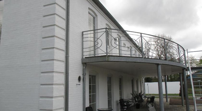White House Hotel Apartments photo