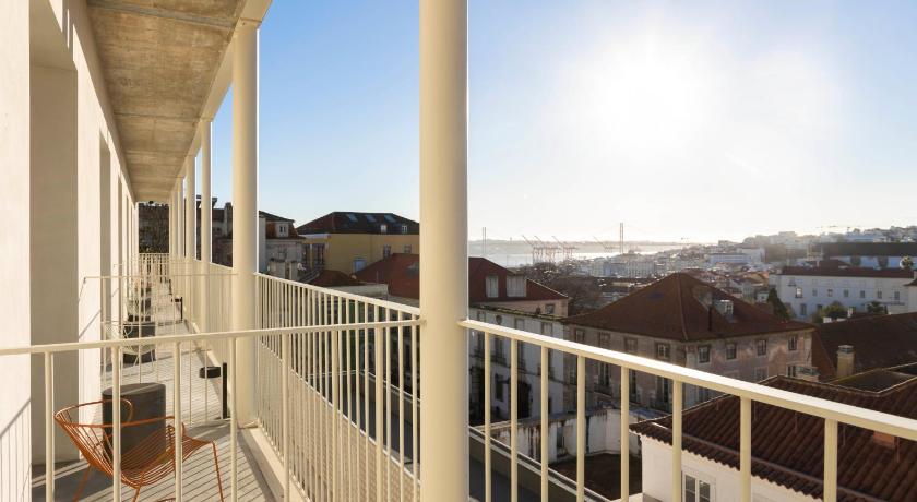 Lisbon Patio do Tijolo 4-Star Hotel suite