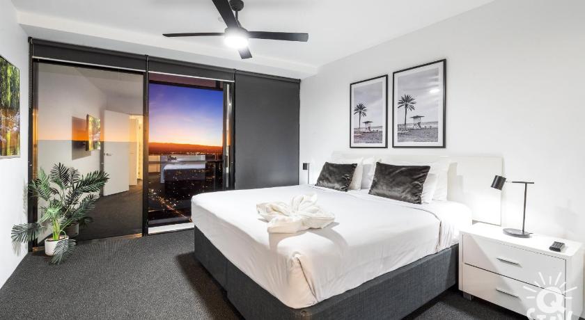 KIDS STAY FREE in Hinterland View 1 Bedroom SPA Apartment at Circle on Cavill - Q STAY photo
