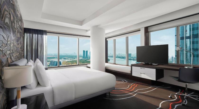 Image of Club lounge access, 1 Bedroom Apartment, 1 King, River view 0