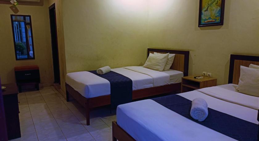 Catur Adi Putra Hotel photo
