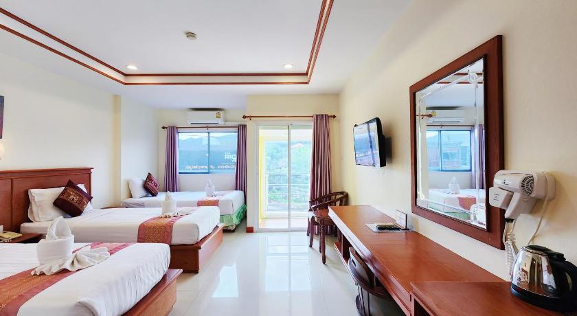 Фото: Семейный номер Комфорт (Comfort Family Room) 1