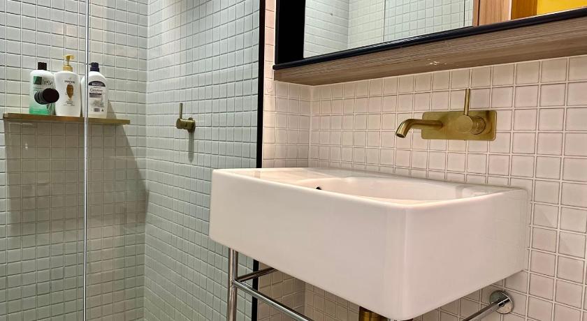 Exclusive 2B2B Swanston Central Apartment with NETFLIX WIFI photo