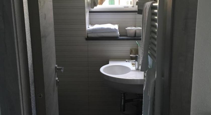 Фото: Стандартный двухместный номер с 1 кроватью (Standard Double Room) 9
