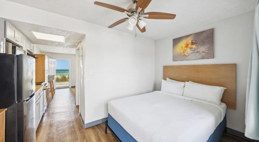 Image of Beachfront Classic Room - Queen/Queen with Kitchen - Split Accommodations 9