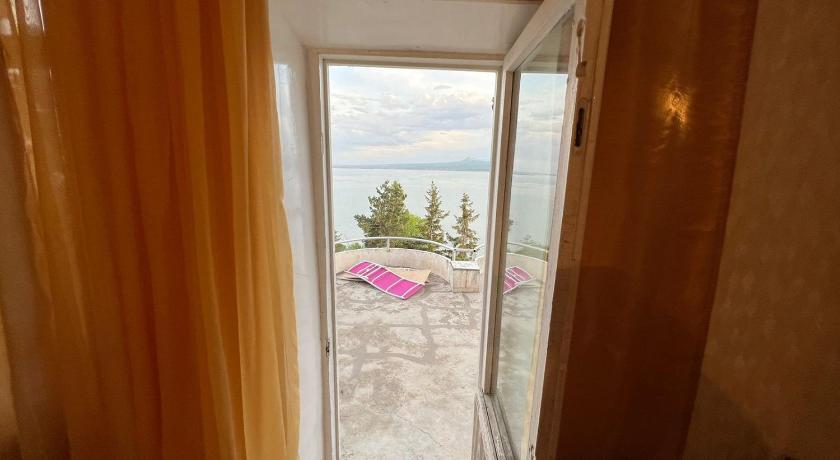 Image of Triple Room with Lake View 5