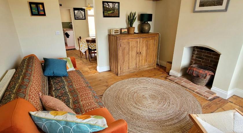 Pea Cottage Dog friendly and 5 mins to beach
