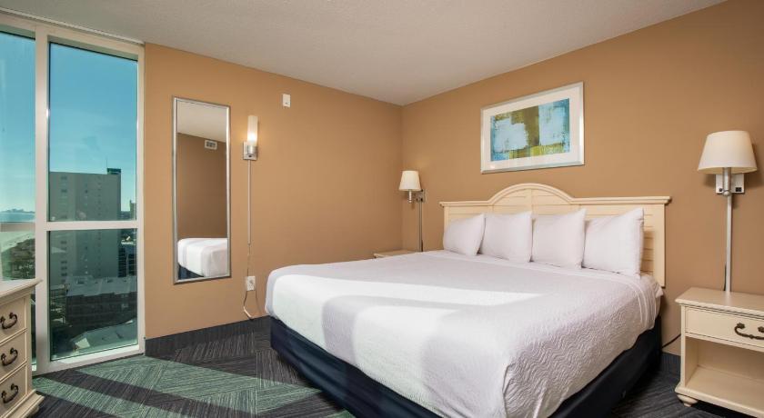 Image of Corner Three-Bedroom Suite - Ocean Front 6