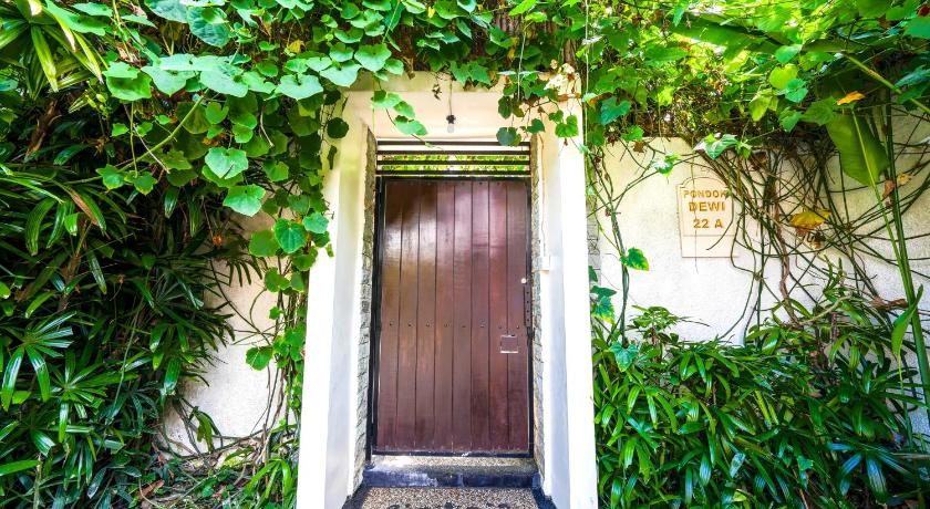 LEGIAN 6 Bedroom Villa - Location Plus - DEWI photo