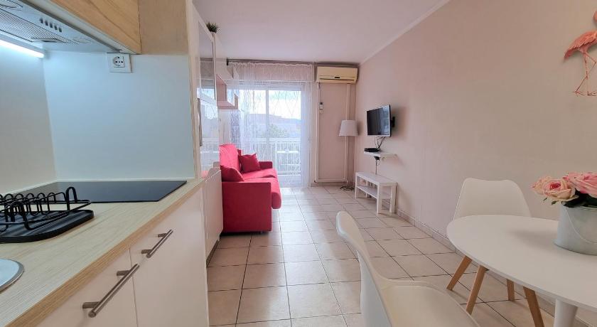 Immagine di Monolocale con Balcone (Studio with Balcony) 1