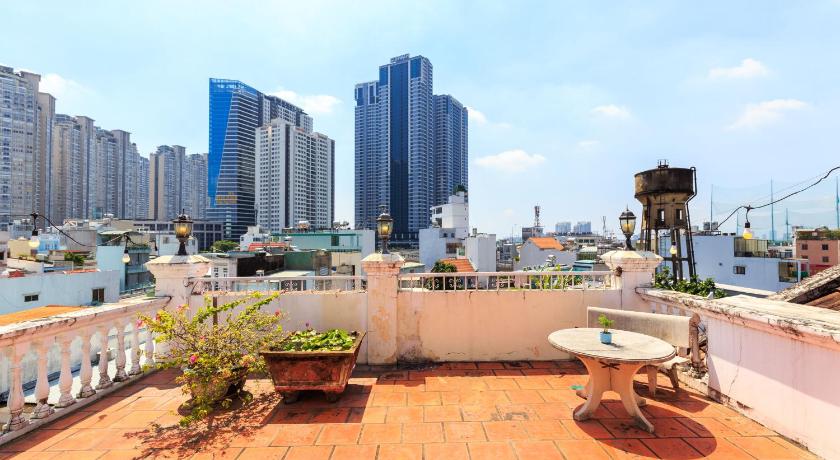 Halo Apartment With Balcony photo