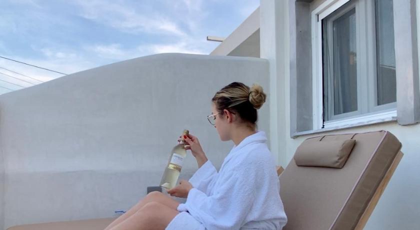 The Muse of Santorini Private Jaccuzzi Suite photo