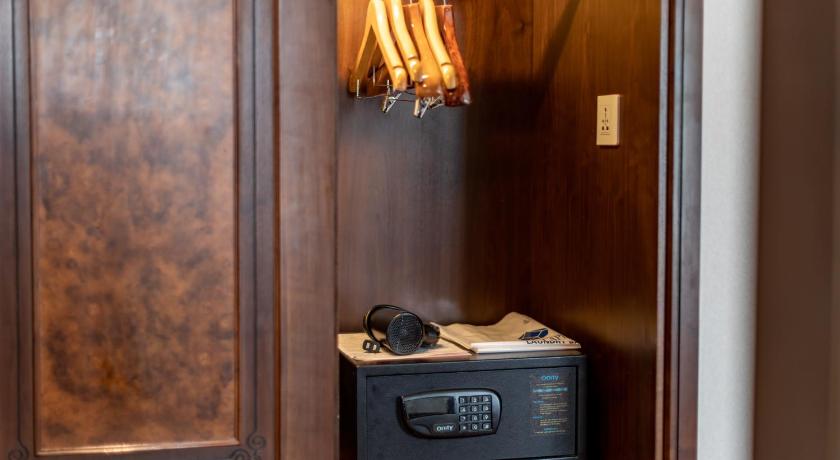 Image of Connecting Room 16