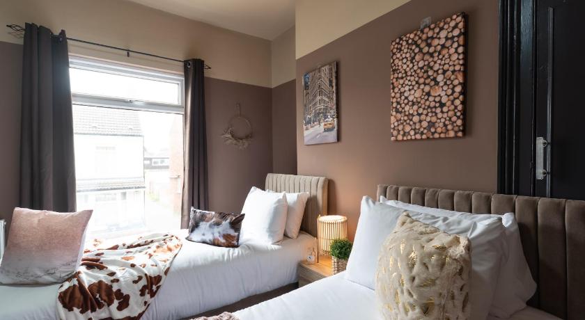Ephphatha 4 Beds Central A63 3 Bedrms Free Wifi - Close to HRI and MKM Stadium