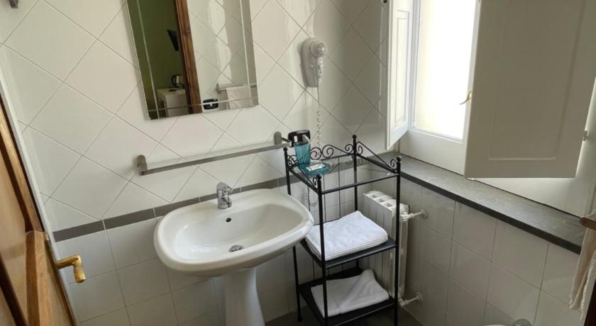Dante Rooms photo