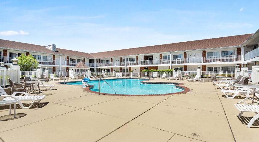 Days Inn & Suites by Wyndham Roseville/Detroit Area photo