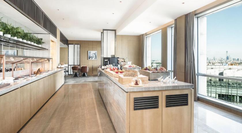 Image of Club lounge access, Guest room, 1 King, City view, High floor 3