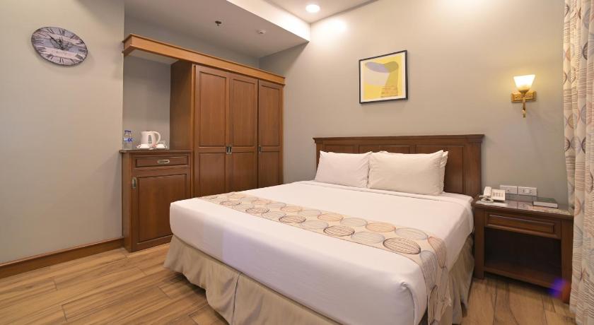 Paragon Hotel and Suites photo