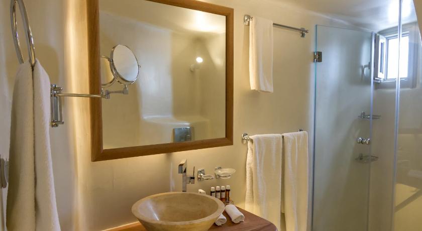 Image of Honeymoon Suite with outdoor hot tub and Caldera View 2