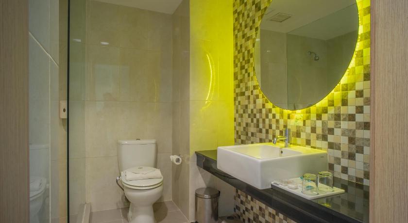 Bathroom, REGANTRIS Hotel Surabaya in Surabaya