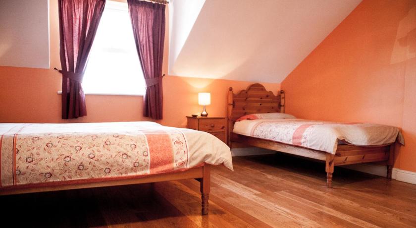 Triple Room with Private Bathroom, Slieve League Lodge in Carrick