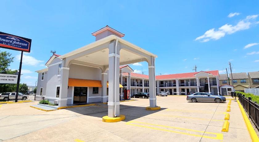Howard Johnson by Wyndham Houston Downtown photo