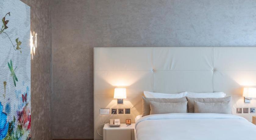Image of Executive Suite 6