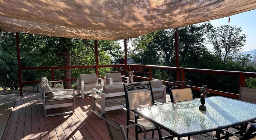 コンビル (CA) Modern House on 5 acr in Sequoia National Forest 4つ星 宿泊施設 ロビー