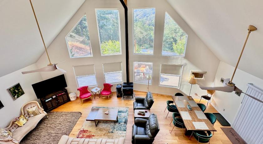 コンビル (CA) Modern House on 5 acr in Sequoia National Forest 4つ星 宿泊施設 プール