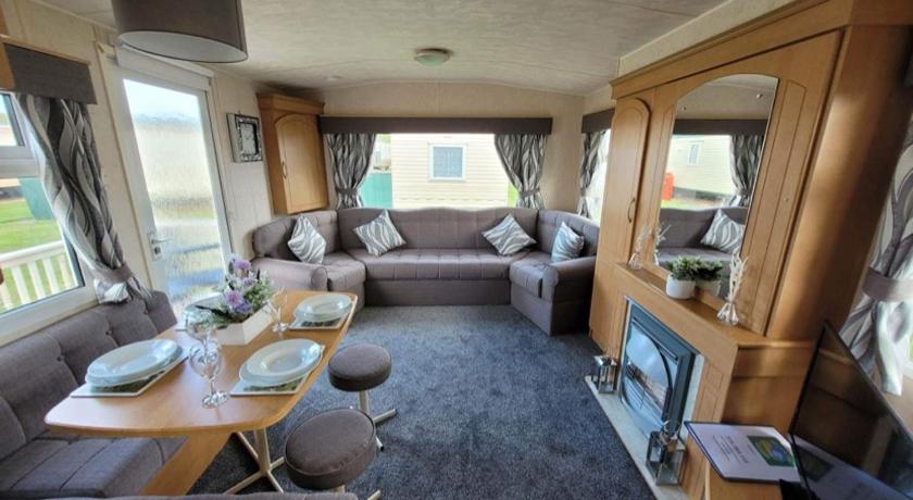 V13 - Golden Anchor, pet friendly, WiFi and close to the beach - Meadow Lakes Caravan & Lodge Hire