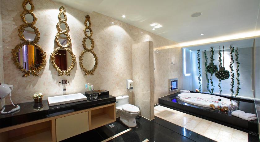 Image of Deluxe Double Room with Bathtub 2