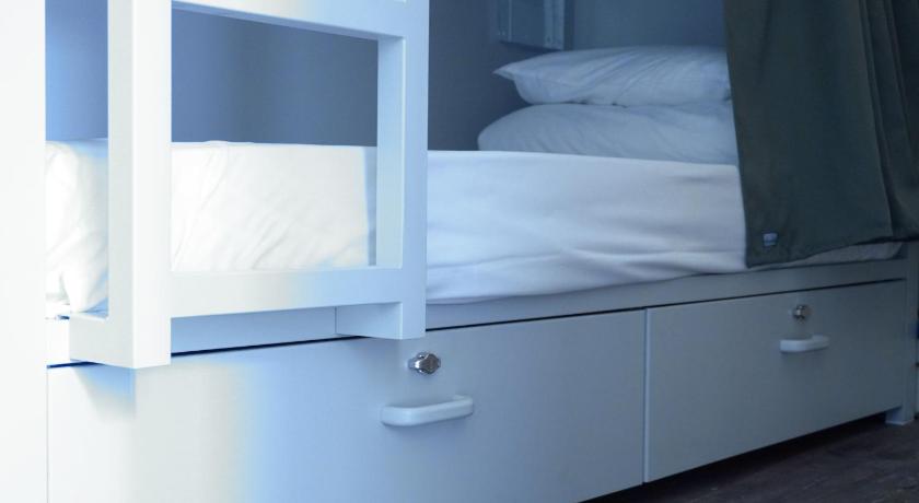 รูปของเตียงในห้องพักรวมชายหญิง 4 เตียง (Bed in 4-Bed Mixed Dormitory Room) 8
