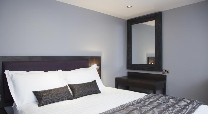 Image of Super-Luxe Garden Studio (Sleeps 4) 0