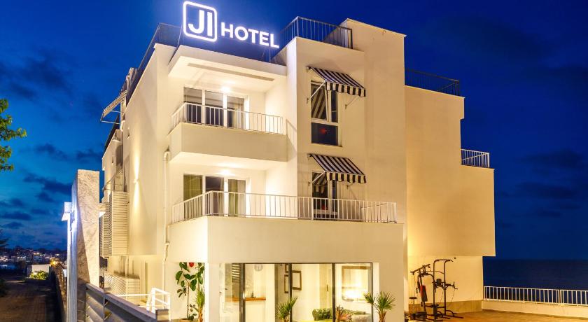 JI HOTEL - image 4