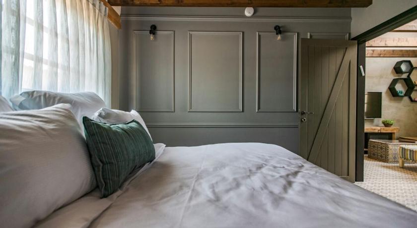 巴鲁赫村 Gold 68- גולד 68 סוויטות בוטיק 酒店 泳池